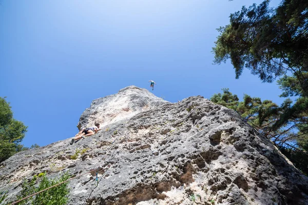 Baixo Tiro Alpinista Preso Com Corda Saltando Topo Montanha Sob — Fotografia de Stock