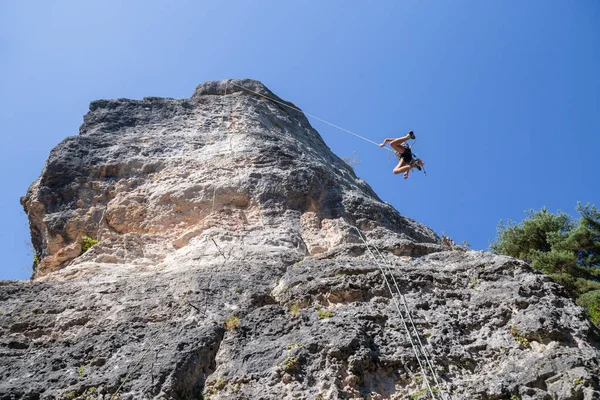Young Man Climbing Mountain Doing Rappel Sunny Day — Stock Photo, Image