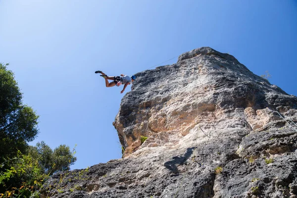 Ung Man Klättra Ner För Berget Gör Rappel Solig Dag — Stockfoto