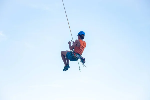 Utsikt Över Mannen Hardhat Hängande Rep Samtidigt Gör Rappel Och — Stockfoto