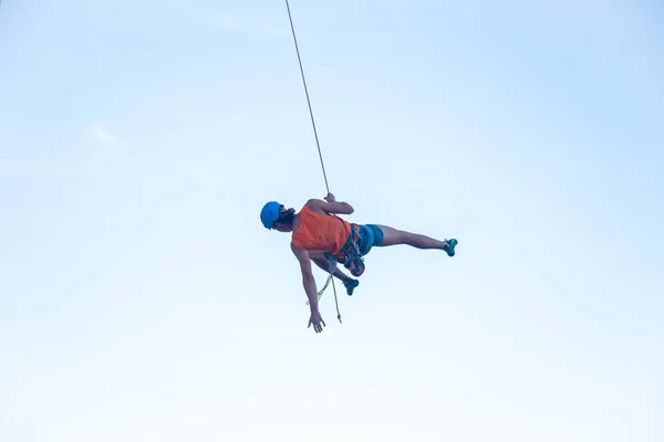 Vista Del Hombre Hardhat Colgando Cuerda Mientras Hace Rappel Muestra —  Fotos de Stock