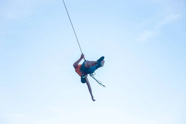 View Man Hardhat Hanging Rope While Doing Rappel Showing Pirouettes — Stock Photo, Image