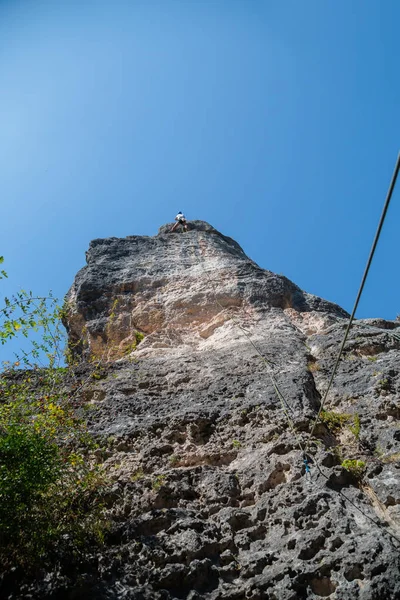 Анонімний Альпініст Піднімається Гірську Стіну Дивовижний Сонячний День — стокове фото