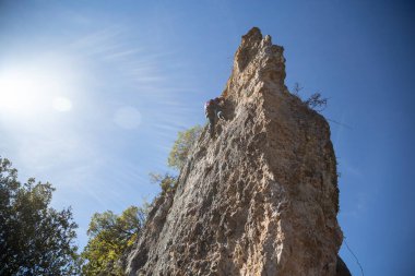 Erkek tırmanma şaşırtıcı güneşli günde dağ duvar resmini aşağıdan