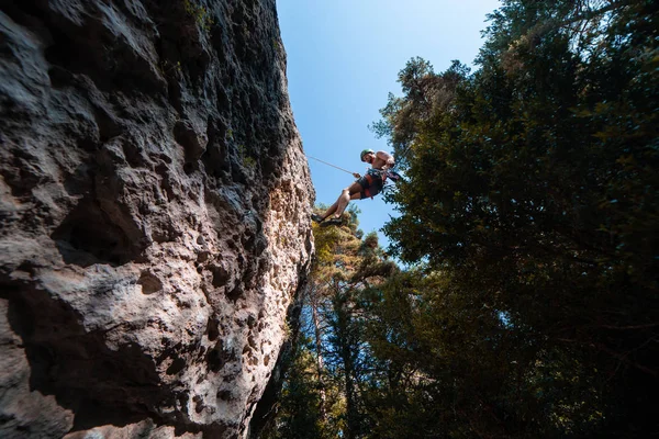 Shot Shirtless Male Climber Climbing Mountain Doing Rappel Amazing Sunny — Stock Photo, Image