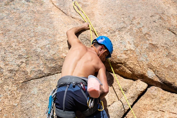 クライミングウォール山驚くほど晴れた日に上半身裸の男性登山家のクローズ アップ — ストック写真