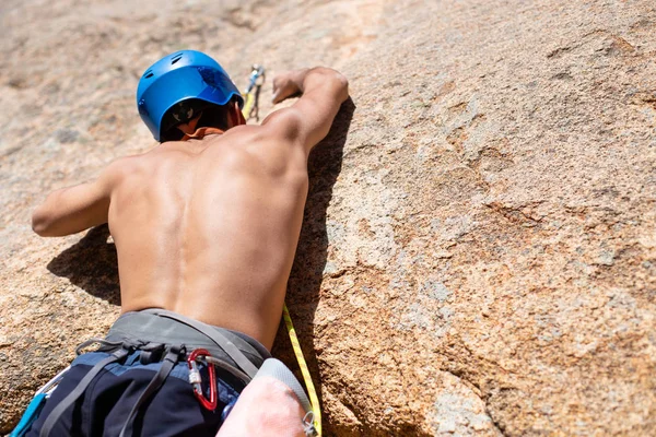 Zbliżenie Shirtless Mężczyzn Wspinacz Góry Ściana Wspinaczkowa Niesamowity Dzień Słoneczny — Zdjęcie stockowe