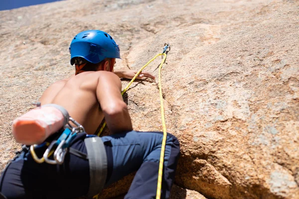 Close Alpinista Macho Sem Camisa Escalando Parede Montanha Dia Ensolarado — Fotografia de Stock