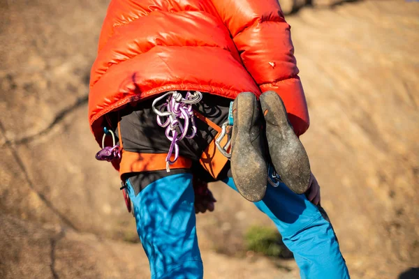 Снизу Снимок Человека Теплом Пальто Смотрящего Вверх Проверяющего Альпиниста Высоком — стоковое фото