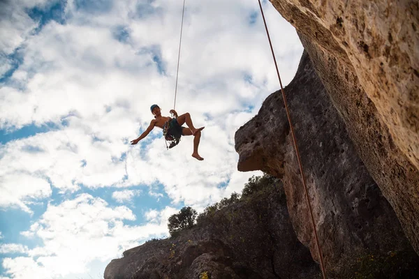 Man Hardhat Hanging Rope While Doing Rappel Showing Pirouettes Flying — Stock Photo, Image