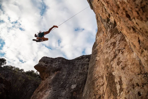 Man Hardhat Hanging Rope While Doing Rappel Showing Pirouettes Flying — Stock Photo, Image