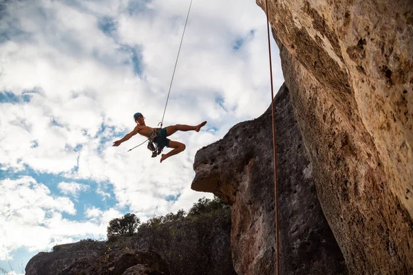 Man Hardhat Hanging Rope While Doing Rappel Showing Pirouettes Flying — Stock Photo, Image