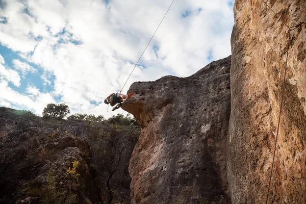 Homme Casque Accroché Une Corde Rappel Montrant Des Pirouettes Volant — Photo