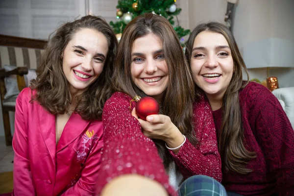 Hermosas Mujeres Jóvenes Con Adornos Navidad Sentadas Casa Tomando Selfie — Foto de Stock