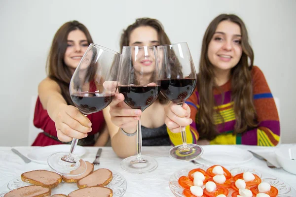 Mulheres Morena Ter Celebração Natal Clinking Com Vinhedos Sorrindo Para — Fotografia de Stock