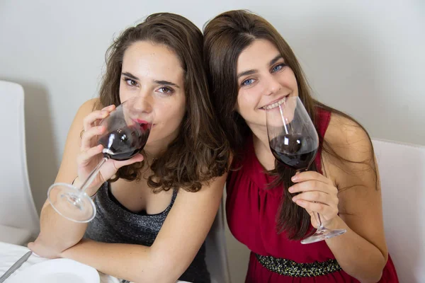 Jovens Mulheres Bebendo Vinho Enquanto Sentam Mesa Natal — Fotografia de Stock