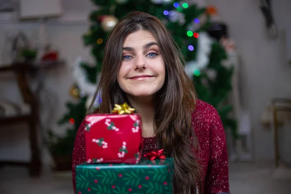 Retrato Mujer Joven Con Ojos Azules Sosteniendo Regalos Navidad — Foto de Stock