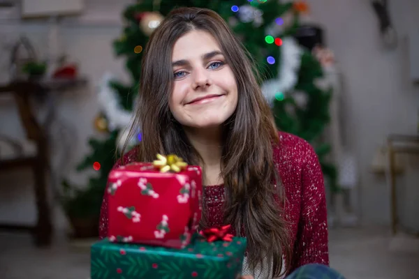 Retrato Mujer Joven Con Ojos Azules Sosteniendo Regalos Navidad — Foto de Stock