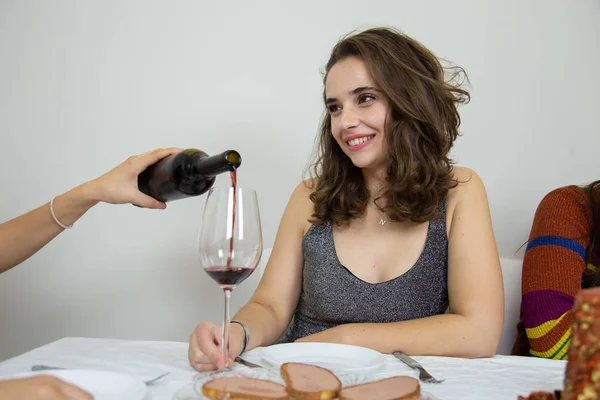 Молодая Женщина Подающая Вино Своей Подруге — стоковое фото