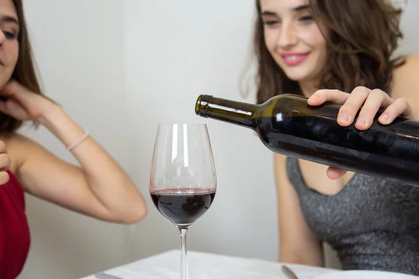 Young Woman Serving Wine Her Friend — Stock Photo, Image