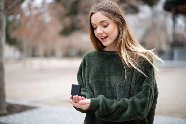 Schöne Junge Dame Stilvollem Outfit Schaut Auf Ehering Box Während — Stockfoto