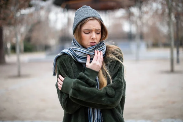 Jolie Jeune Femme Vêtements Chauds Enveloppant Dans Écharpe Regardant Loin — Photo