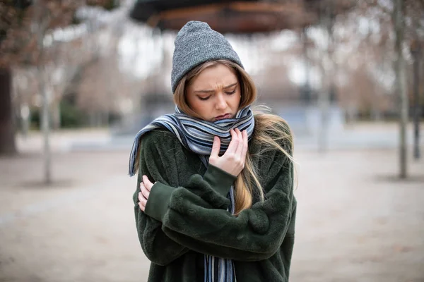 Jolie Jeune Femme Vêtements Chauds Enveloppant Dans Écharpe Regardant Loin — Photo