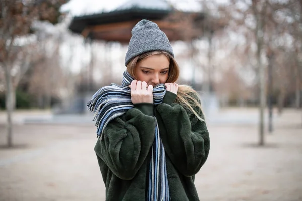 Mujer Bastante Joven Con Ropa Abrigada Envuelta Bufanda Mirando Hacia — Foto de Stock