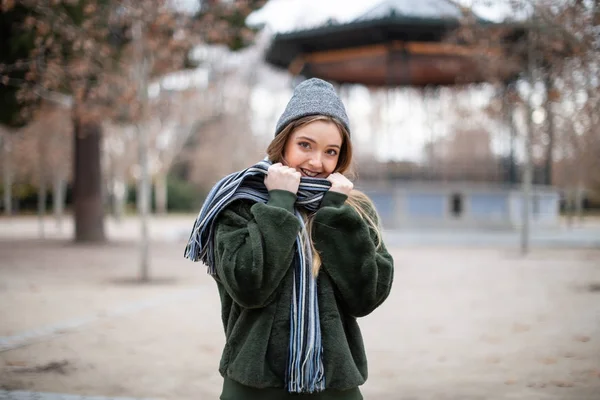 Jonge Vrouw Inwikkeling Sjaal Herfst Park — Stockfoto