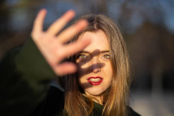 Mooie Jonge Vrouw Met Lichte Make Proberen Ter Dekking Van — Stockfoto