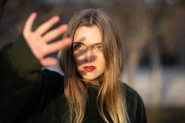 Mooie Jonge Vrouw Met Lichte Make Proberen Ter Dekking Van — Stockfoto