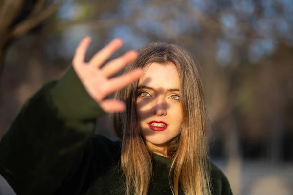 Прекрасная Молодая Женщина Ярким Макияжем Пытается Скрыть Лицо Рукой Солнечного — стоковое фото