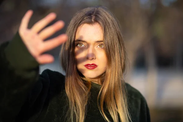 Härlig Ung Kvinna Med Ljus Makeup Att Försöka Täcka Ansiktet — Stockfoto