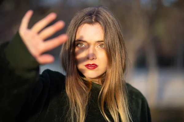 Mooie Jonge Vrouw Met Lichte Make Proberen Ter Dekking Van — Stockfoto