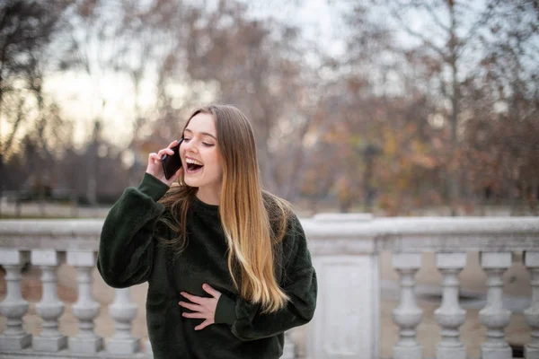 Hübsche Junge Frau Lacht Laut Während Sie Herbstpark Steht Und — Stockfoto