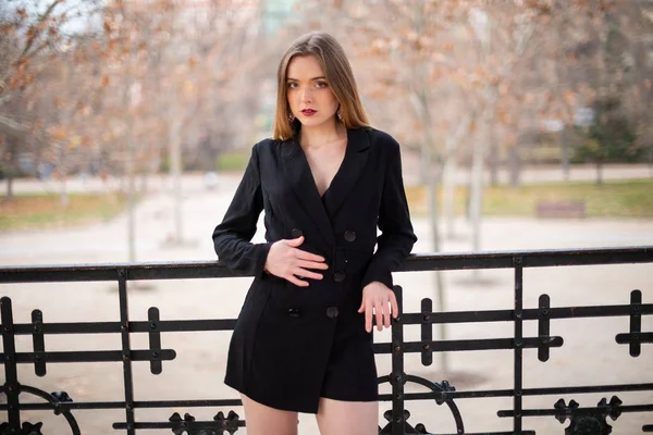 Jolie Femme Modèle Posant Dans Parc Reposant Sur Une Clôture — Photo