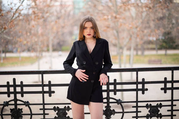 Pretty Model Woman Posing Park Resting Fence — Stock Photo, Image