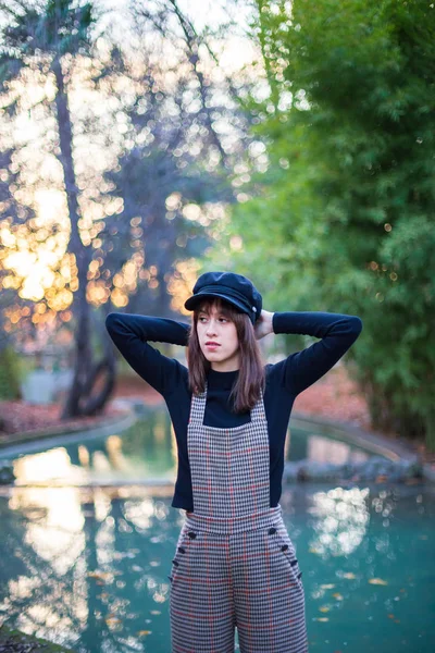 Молодая Женщина Стильной Одежде Позирует Райском Парке Закате — стоковое фото