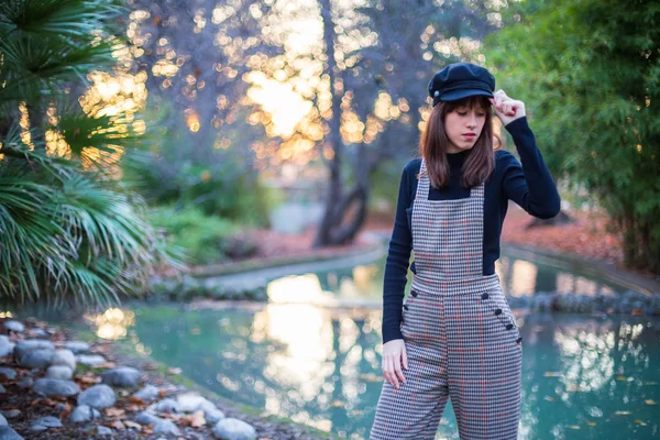 Mujer Joven Con Ropa Elegante Posando Parque Paradisíaco Atardecer — Foto de Stock