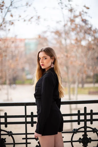 Mujer Modelo Bonita Posando Parque Descansando Sobre Una Valla — Foto de Stock