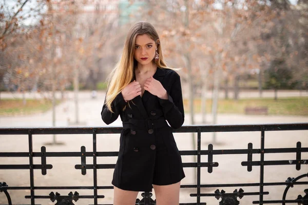 Hübsche Model Frau Posiert Einem Park Auf Einem Zaun — Stockfoto