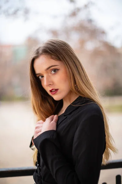 Mujer Modelo Bonita Posando Parque Descansando Sobre Una Valla — Foto de Stock