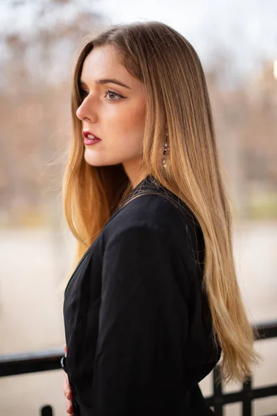 Mooi Model Vrouw Poseren Een Park Laat Rusten Een Hek — Stockfoto