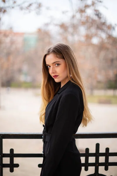 Mujer Modelo Bonita Posando Parque Descansando Sobre Una Valla — Foto de Stock