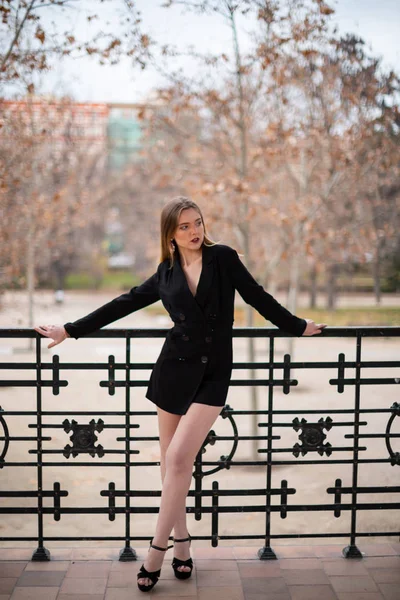 Mujer Modelo Bonita Posando Parque Descansando Sobre Una Valla — Foto de Stock