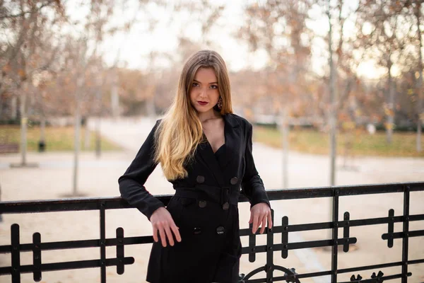 Mujer Modelo Bonita Posando Parque Descansando Sobre Una Valla — Foto de Stock