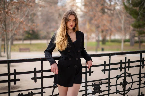 Hübsche Model Frau Posiert Einem Park Auf Einem Zaun — Stockfoto