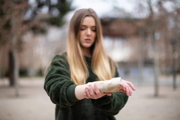 Schöne Junge Dame Stylischem Outfit Runzelt Die Stirn Und Berührt — Stockfoto