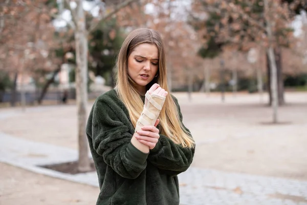 Menina Bonita Roupa Elegante Franzindo Testa Tocando Bandagem Braço Ferido — Fotografia de Stock