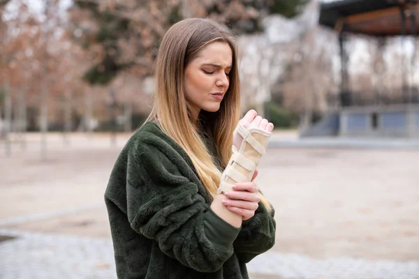 Schöne Junge Dame Stylischem Outfit Runzelt Die Stirn Und Berührt — Stockfoto